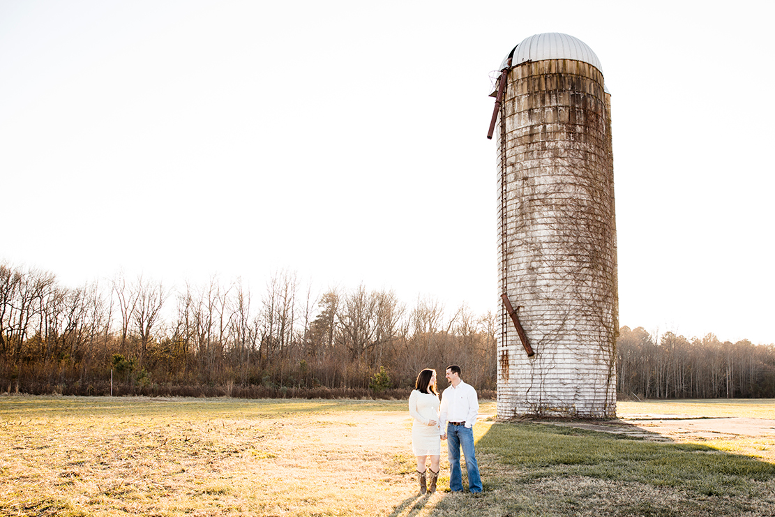 Rustic Maternity Photos on a Farm at Cousiac Manor - Image Property of www.j-dphoto.com