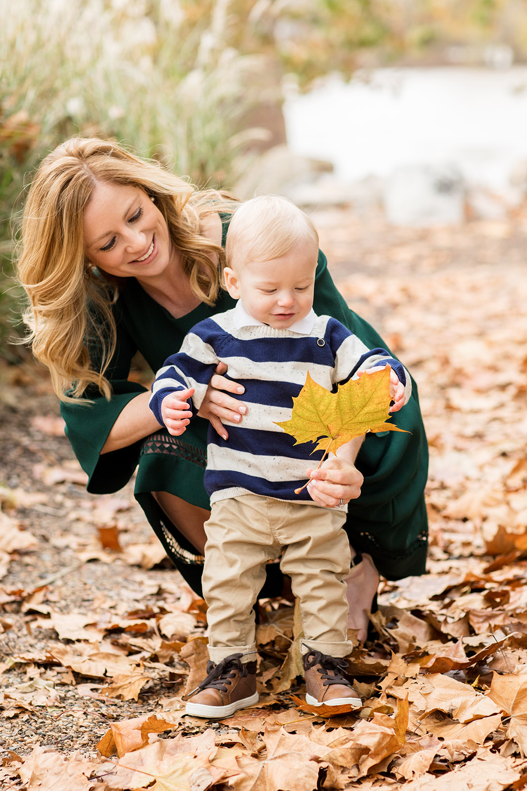 When Should You Book Fall Family Photos - Image Property of www.j-dphoto.com
