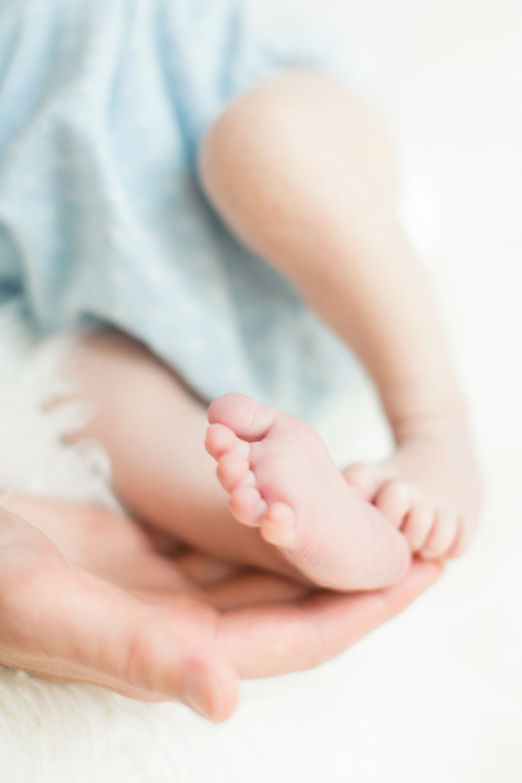 Family of Five at Home Lifestyle Newborn Shoot - Image Property of www.j-dphoto.com