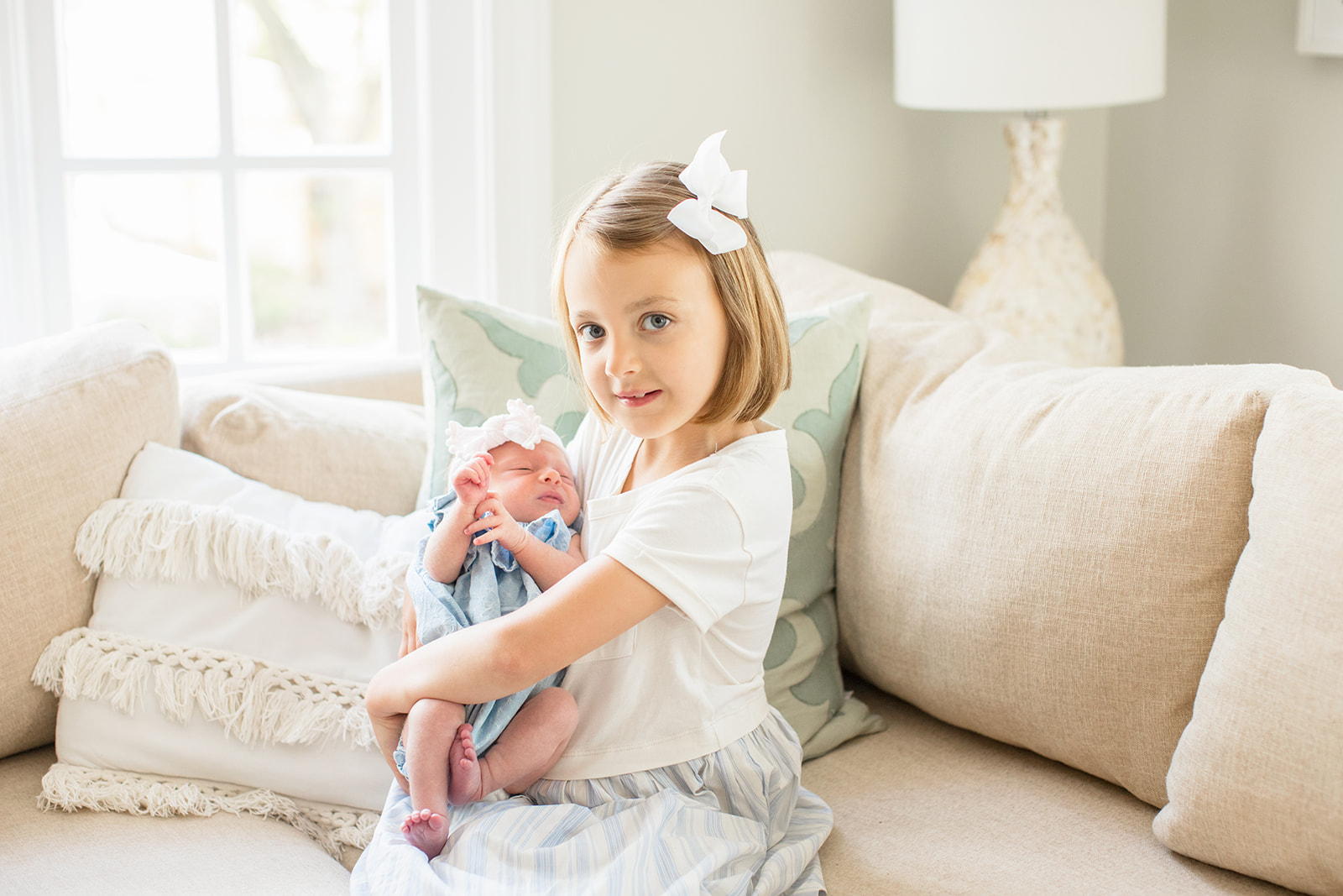 Family of Five at Home Lifestyle Newborn Shoot - Image Property of www.j-dphoto.com