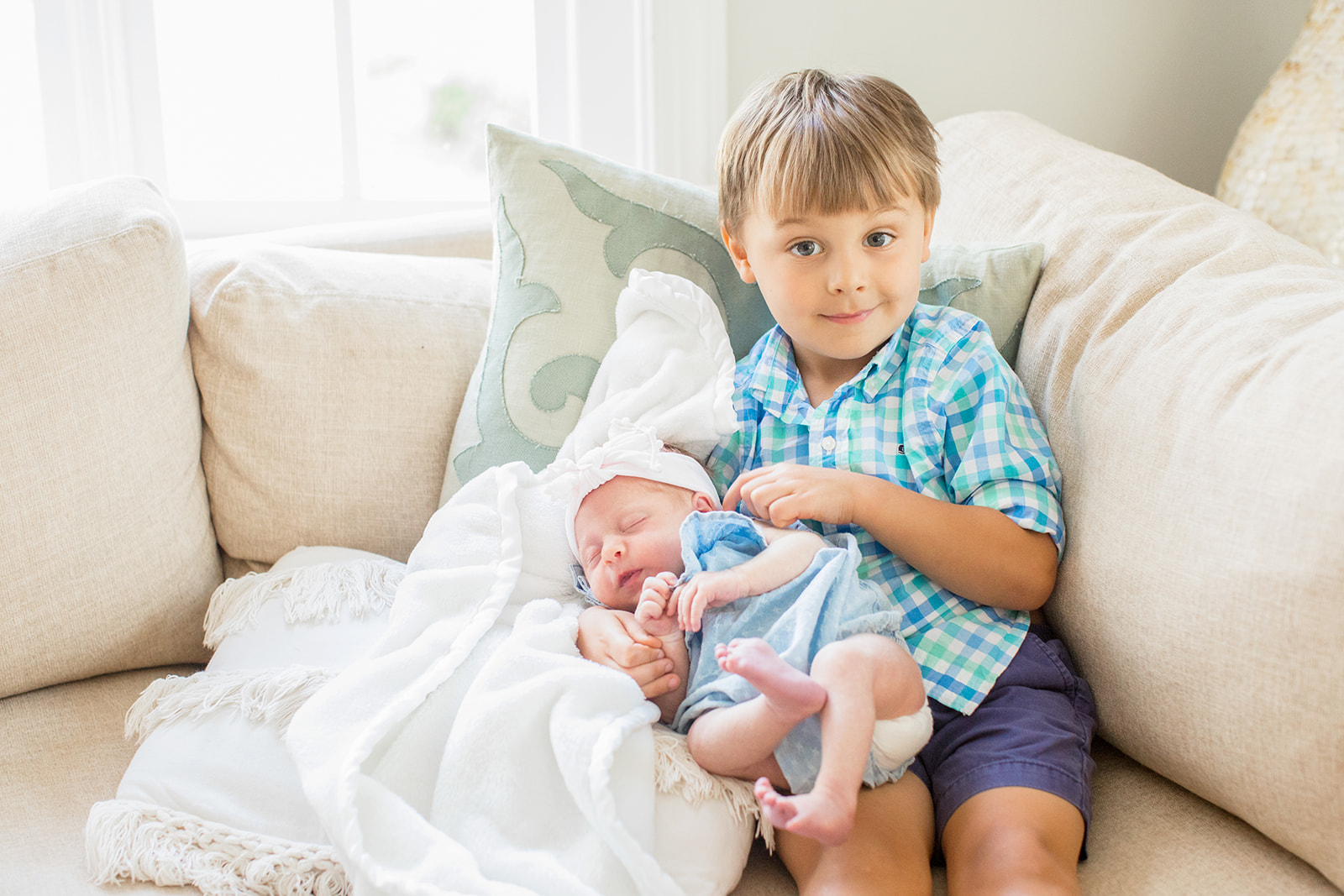 Family of Five at Home Lifestyle Newborn Shoot - Image Property of www.j-dphoto.com