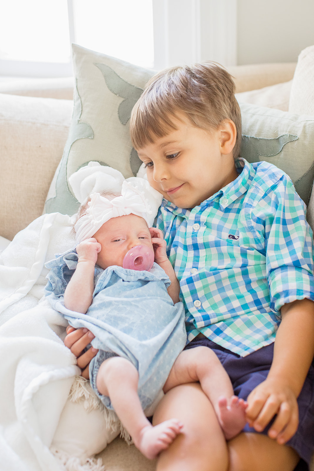 Family of Five at Home Lifestyle Newborn Shoot - Image Property of www.j-dphoto.com