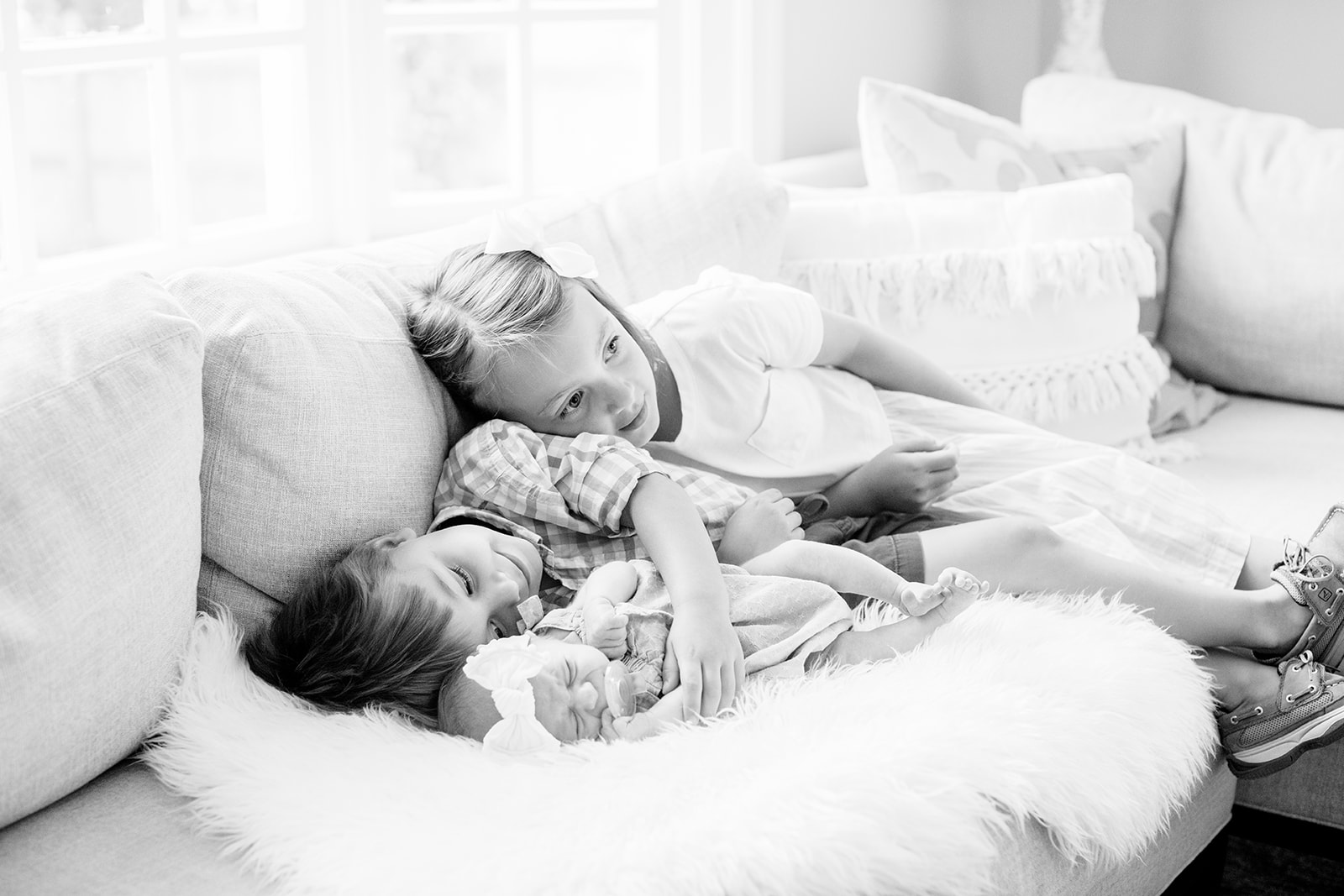 Family of Five at Home Lifestyle Newborn Shoot - Image Property of www.j-dphoto.com