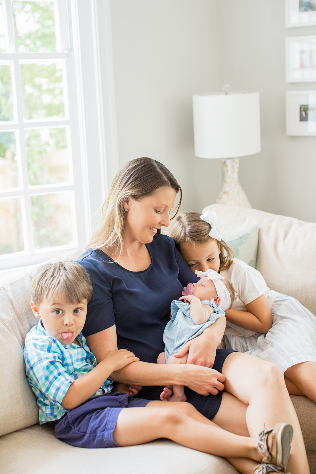 Family of Five at Home Lifestyle Newborn Shoot - Image Property of www.j-dphoto.com