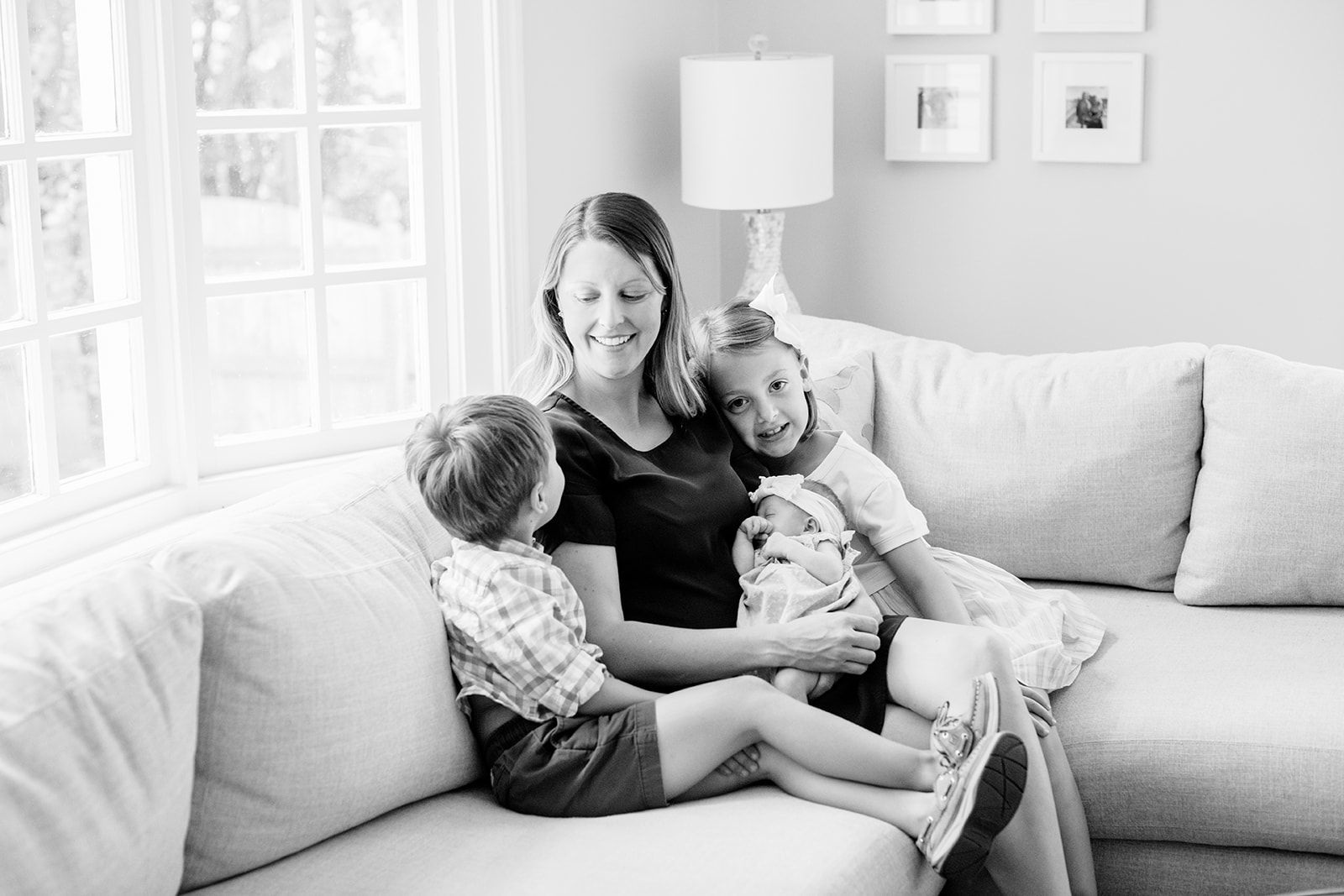 Family of Five at Home Lifestyle Newborn Shoot - Image Property of www.j-dphoto.com