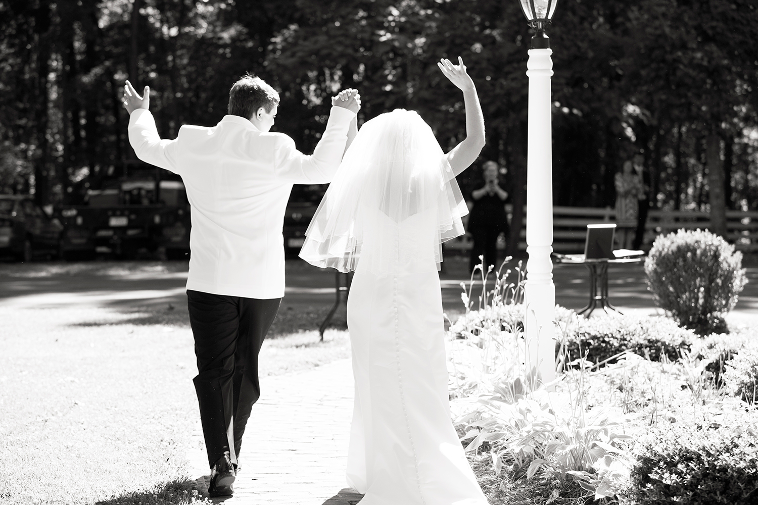 Summer Wedding at The Virginia Cliffe Inn - Image Property of www.j-dphoto.com