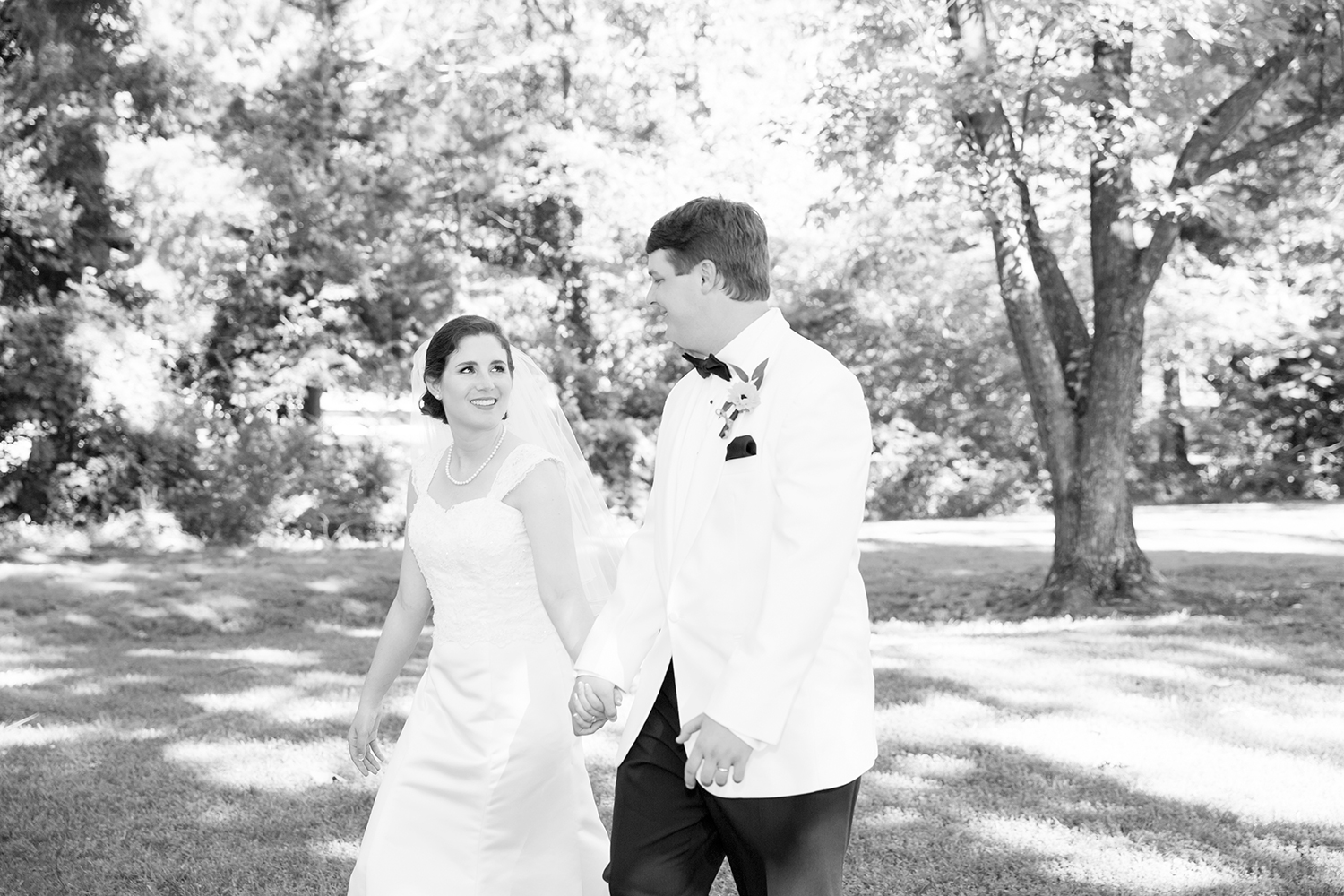 Summer Wedding at The Virginia Cliffe Inn - Image Property of www.j-dphoto.com