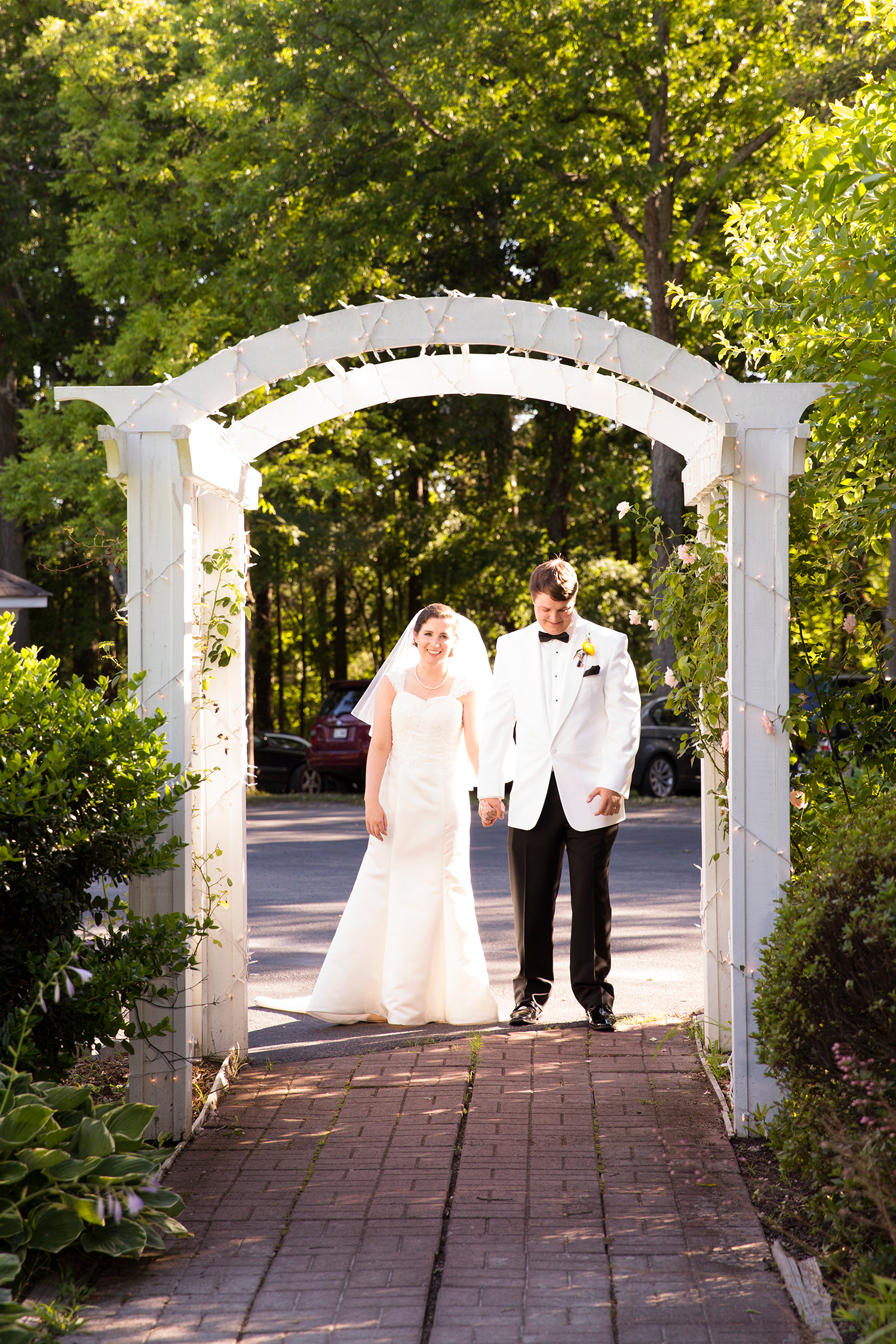 Summer Wedding at The Virginia Cliffe Inn - Image Property of www.j-dphoto.com