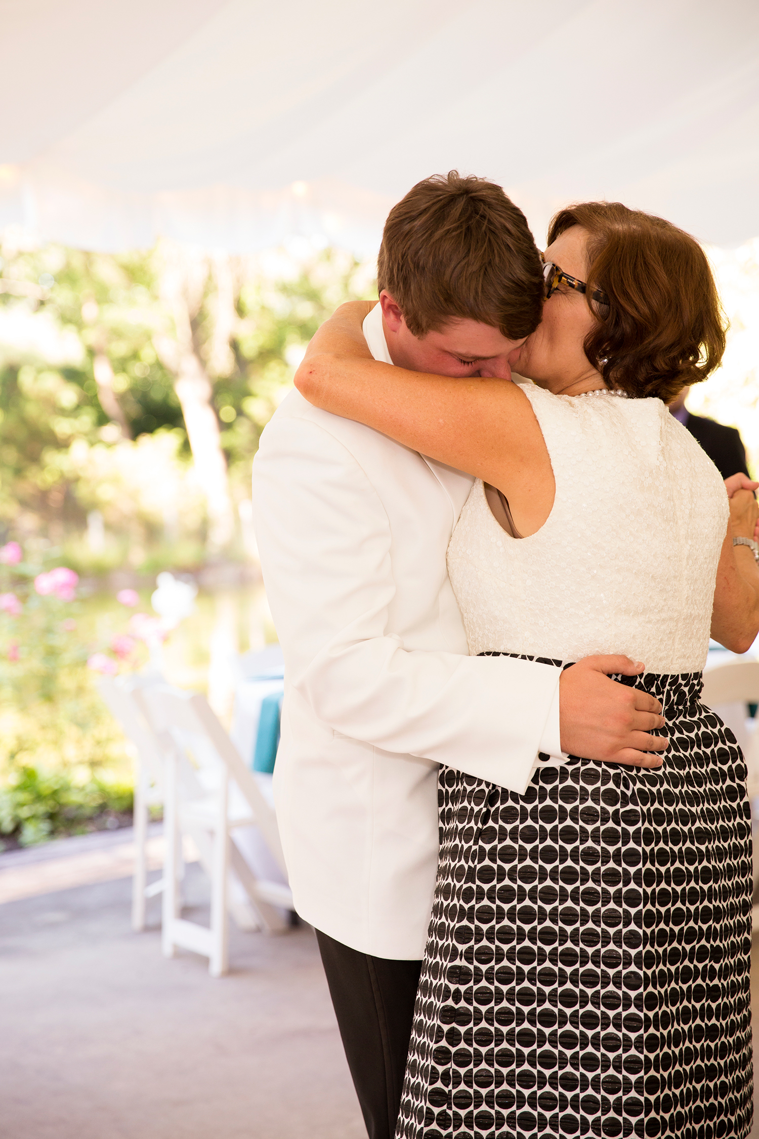 Summer Wedding at The Virginia Cliffe Inn - Image Property of www.j-dphoto.com