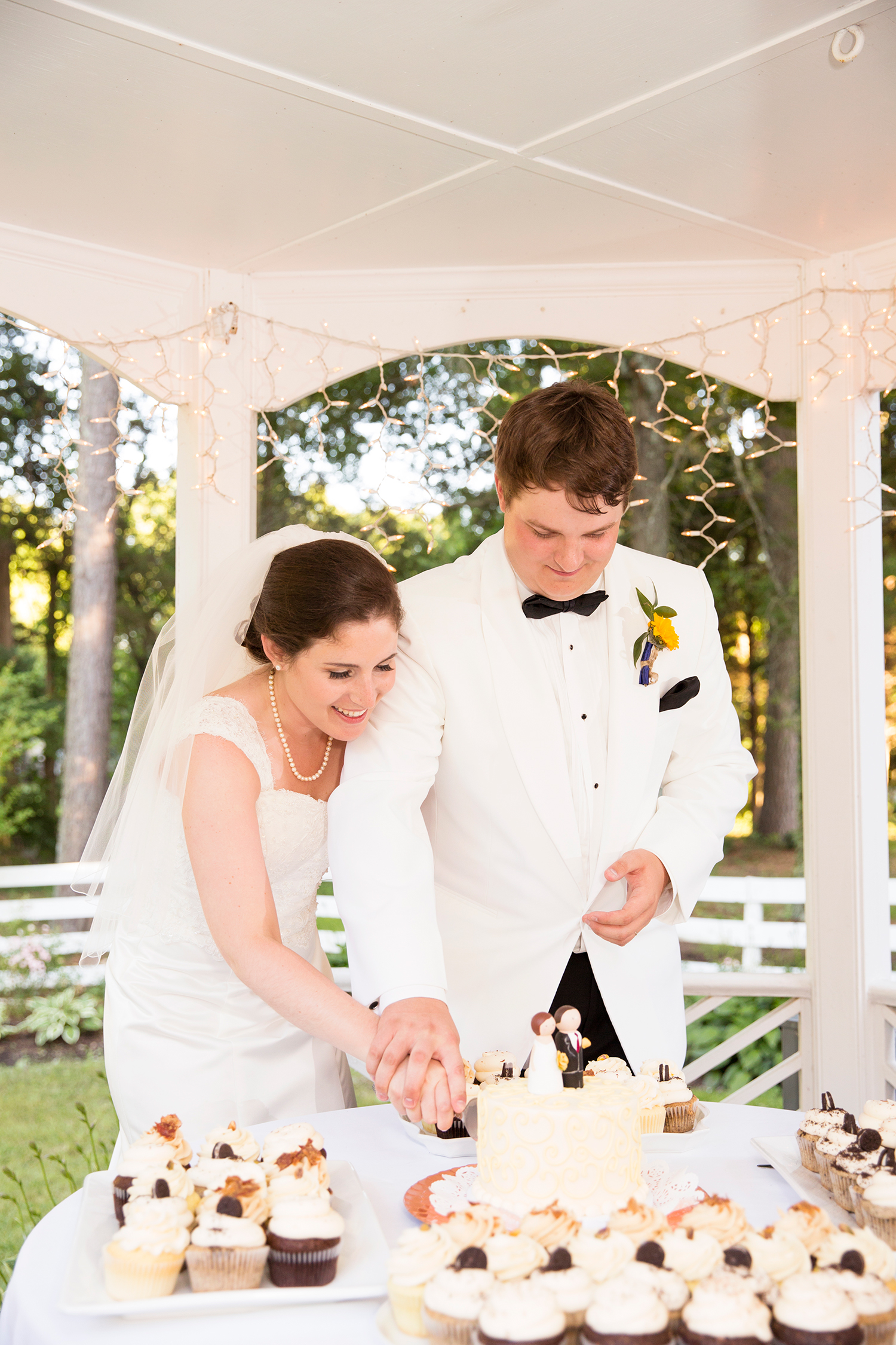 Summer Wedding at The Virginia Cliffe Inn - Image Property of www.j-dphoto.com
