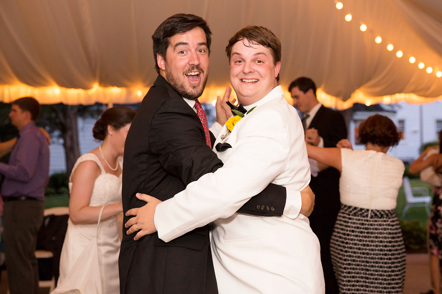 Summer Wedding at The Virginia Cliffe Inn - Image Property of www.j-dphoto.com