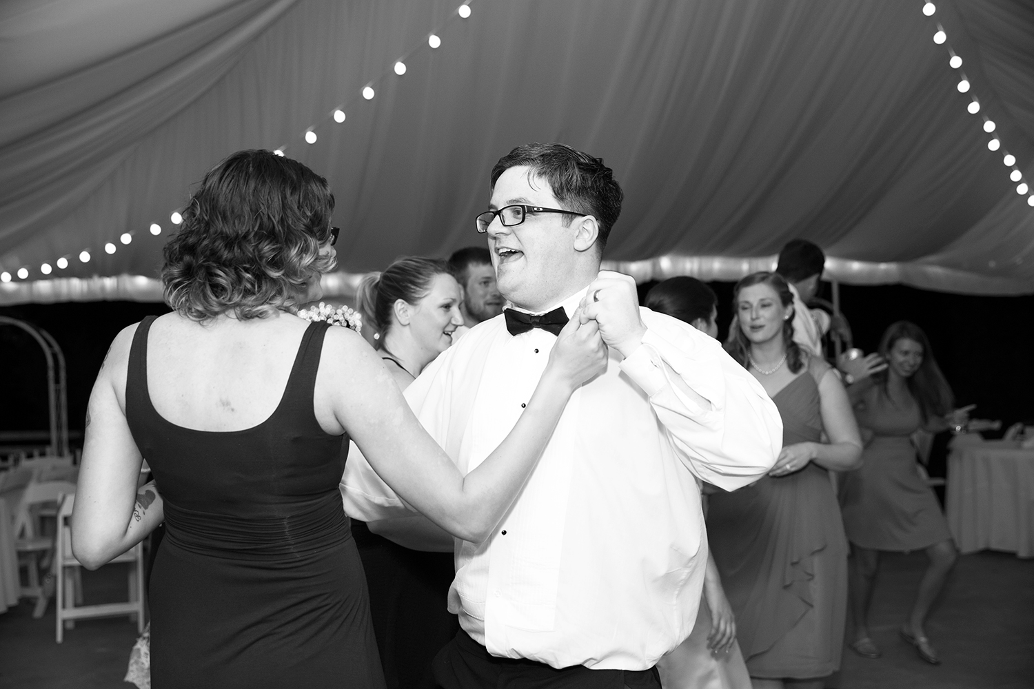 Summer Wedding at The Virginia Cliffe Inn - Image Property of www.j-dphoto.com